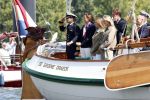 Amsterdam 24 augustus 202
Prins Maurits en Prinses MarilÃ¨ne hebben drie kinderen: Anna (geboren in 2001), Lucas (geboren in 2002), en Felicia (geboren in 2005). Hun volledige achternaam is Van Lippe-Biesterfeld van Vollenhoven . Prins Maurits neemt met zijn gezin de Vlootschouw af tijdens de laatste dag van Sail. Ze varen met de Groene Draeck.