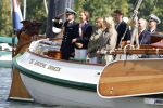 Amsterdam 24 augustus 202
Prins Maurits en Prinses MarilÃ¨ne hebben drie kinderen: Anna (geboren in 2001), Lucas (geboren in 2002), en Felicia (geboren in 2005). Hun volledige achternaam is Van Lippe-Biesterfeld van Vollenhoven . Prins Maurits neemt met zijn gezin de Vlootschouw af tijdens de laatste dag van Sail. Ze varen met de Groene Draeck.