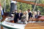 Amsterdam 24 augustus 202
Prins Maurits en Prinses MarilÃ¨ne hebben drie kinderen: Anna (geboren in 2001), Lucas (geboren in 2002), en Felicia (geboren in 2005). Hun volledige achternaam is Van Lippe-Biesterfeld van Vollenhoven . Prins Maurits neemt met zijn gezin de Vlootschouw af tijdens de laatste dag van Sail. Ze varen met de Groene Draeck.