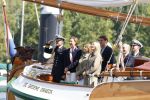 Amsterdam 24 augustus 202
Prins Maurits en Prinses MarilÃ¨ne hebben drie kinderen: Anna (geboren in 2001), Lucas (geboren in 2002), en Felicia (geboren in 2005). Hun volledige achternaam is Van Lippe-Biesterfeld van Vollenhoven . Prins Maurits neemt met zijn gezin de Vlootschouw af tijdens de laatste dag van Sail. Ze varen met de Groene Draeck.