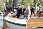 Amsterdam 24 augustus 202
Prins Maurits en Prinses MarilÃ¨ne hebben drie kinderen: Anna (geboren in 2001), Lucas (geboren in 2002), en Felicia (geboren in 2005). Hun volledige achternaam is Van Lippe-Biesterfeld van Vollenhoven . Prins Maurits neemt met zijn gezin de Vlootschouw af tijdens de laatste dag van Sail. Ze varen met de Groene Draeck.