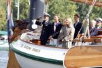 Amsterdam 24 augustus 202
Prins Maurits en Prinses MarilÃ¨ne hebben drie kinderen: Anna (geboren in 2001), Lucas (geboren in 2002), en Felicia (geboren in 2005). Hun volledige achternaam is Van Lippe-Biesterfeld van Vollenhoven . Prins Maurits neemt met zijn gezin de Vlootschouw af tijdens de laatste dag van Sail. Ze varen met de Groene Draeck.