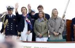 Amsterdam 24 augustus 202
Prins Maurits en Prinses MarilÃ¨ne hebben drie kinderen: Anna (geboren in 2001), Lucas (geboren in 2002), en Felicia (geboren in 2005). Hun volledige achternaam is Van Lippe-Biesterfeld van Vollenhoven . Prins Maurits neemt met zijn gezin de Vlootschouw af tijdens de laatste dag van Sail. Ze varen met de Groene Draeck.