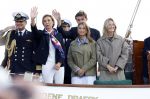 Amsterdam 24 augustus 202
Prins Maurits en Prinses MarilÃ¨ne hebben drie kinderen: Anna (geboren in 2001), Lucas (geboren in 2002), en Felicia (geboren in 2005). Hun volledige achternaam is Van Lippe-Biesterfeld van Vollenhoven . Prins Maurits neemt met zijn gezin de Vlootschouw af tijdens de laatste dag van Sail. Ze varen met de Groene Draeck.