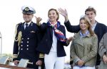 Amsterdam 24 augustus 202
Prins Maurits en Prinses MarilÃ¨ne hebben drie kinderen: Anna (geboren in 2001), Lucas (geboren in 2002), en Felicia (geboren in 2005). Hun volledige achternaam is Van Lippe-Biesterfeld van Vollenhoven . Prins Maurits neemt met zijn gezin de Vlootschouw af tijdens de laatste dag van Sail. Ze varen met de Groene Draeck.