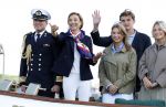 Amsterdam 24 augustus 202
Prins Maurits en Prinses MarilÃ¨ne hebben drie kinderen: Anna (geboren in 2001), Lucas (geboren in 2002), en Felicia (geboren in 2005). Hun volledige achternaam is Van Lippe-Biesterfeld van Vollenhoven . Prins Maurits neemt met zijn gezin de Vlootschouw af tijdens de laatste dag van Sail. Ze varen met de Groene Draeck.
