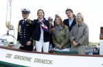 Amsterdam 24 augustus 202
Prins Maurits en Prinses MarilÃ¨ne hebben drie kinderen: Anna (geboren in 2001), Lucas (geboren in 2002), en Felicia (geboren in 2005). Hun volledige achternaam is Van Lippe-Biesterfeld van Vollenhoven . Prins Maurits neemt met zijn gezin de Vlootschouw af tijdens de laatste dag van Sail. Ze varen met de Groene Draeck.