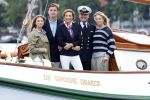 Amsterdam 24 augustus 202
Prins Maurits en Prinses MarilÃ¨ne hebben drie kinderen: Anna (geboren in 2001), Lucas (geboren in 2002), en Felicia (geboren in 2005). Hun volledige achternaam is Van Lippe-Biesterfeld van Vollenhoven . Prins Maurits neemt met zijn gezin de Vlootschouw af tijdens de laatste dag van Sail. Ze varen met de Groene Draeck.