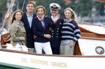 Amsterdam 24 augustus 202
Prins Maurits en Prinses MarilÃ¨ne hebben drie kinderen: Anna (geboren in 2001), Lucas (geboren in 2002), en Felicia (geboren in 2005). Hun volledige achternaam is Van Lippe-Biesterfeld van Vollenhoven . Prins Maurits neemt met zijn gezin de Vlootschouw af tijdens de laatste dag van Sail. Ze varen met de Groene Draeck.