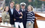 Amsterdam 24 augustus 202
Prins Maurits en Prinses MarilÃ¨ne hebben drie kinderen: Anna (geboren in 2001), Lucas (geboren in 2002), en Felicia (geboren in 2005). Hun volledige achternaam is Van Lippe-Biesterfeld van Vollenhoven . Prins Maurits neemt met zijn gezin de Vlootschouw af tijdens de laatste dag van Sail. Ze varen met de Groene Draeck.