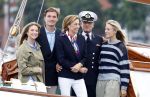 Amsterdam 24 augustus 202
Prins Maurits en Prinses MarilÃ¨ne hebben drie kinderen: Anna (geboren in 2001), Lucas (geboren in 2002), en Felicia (geboren in 2005). Hun volledige achternaam is Van Lippe-Biesterfeld van Vollenhoven . Prins Maurits neemt met zijn gezin de Vlootschouw af tijdens de laatste dag van Sail. Ze varen met de Groene Draeck.