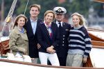 Amsterdam 24 augustus 202
Prins Maurits en Prinses MarilÃ¨ne hebben drie kinderen: Anna (geboren in 2001), Lucas (geboren in 2002), en Felicia (geboren in 2005). Hun volledige achternaam is Van Lippe-Biesterfeld van Vollenhoven . Prins Maurits neemt met zijn gezin de Vlootschouw af tijdens de laatste dag van Sail. Ze varen met de Groene Draeck.