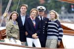 Amsterdam 24 augustus 202
Prins Maurits en Prinses MarilÃ¨ne hebben drie kinderen: Anna (geboren in 2001), Lucas (geboren in 2002), en Felicia (geboren in 2005). Hun volledige achternaam is Van Lippe-Biesterfeld van Vollenhoven . Prins Maurits neemt met zijn gezin de Vlootschouw af tijdens de laatste dag van Sail. Ze varen met de Groene Draeck.