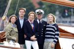 Amsterdam 24 augustus 202
Prins Maurits en Prinses MarilÃ¨ne hebben drie kinderen: Anna (geboren in 2001), Lucas (geboren in 2002), en Felicia (geboren in 2005). Hun volledige achternaam is Van Lippe-Biesterfeld van Vollenhoven . Prins Maurits neemt met zijn gezin de Vlootschouw af tijdens de laatste dag van Sail. Ze varen met de Groene Draeck.