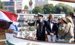 Amsterdam 24 augustus 202
Prins Maurits en Prinses MarilÃ¨ne hebben drie kinderen: Anna (geboren in 2001), Lucas (geboren in 2002), en Felicia (geboren in 2005). Hun volledige achternaam is Van Lippe-Biesterfeld van Vollenhoven . Prins Maurits neemt met zijn gezin de Vlootschouw af tijdens de laatste dag van Sail. Ze varen met de Groene Draeck.