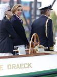 Amsterdam 24 augustus 202
Prins Maurits en Prinses MarilÃ¨ne hebben drie kinderen: Anna (geboren in 2001), Lucas (geboren in 2002), en Felicia (geboren in 2005). Hun volledige achternaam is Van Lippe-Biesterfeld van Vollenhoven . Prins Maurits neemt met zijn gezin de Vlootschouw af tijdens de laatste dag van Sail. Ze varen met de Groene Draeck.