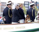 Amsterdam 24 augustus 202
Prins Maurits en Prinses MarilÃ¨ne hebben drie kinderen: Anna (geboren in 2001), Lucas (geboren in 2002), en Felicia (geboren in 2005). Hun volledige achternaam is Van Lippe-Biesterfeld van Vollenhoven . Prins Maurits neemt met zijn gezin de Vlootschouw af tijdens de laatste dag van Sail. Ze varen met de Groene Draeck.