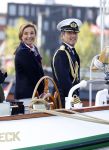 Amsterdam 24 augustus 202
Prins Maurits en Prinses MarilÃ¨ne hebben drie kinderen: Anna (geboren in 2001), Lucas (geboren in 2002), en Felicia (geboren in 2005). Hun volledige achternaam is Van Lippe-Biesterfeld van Vollenhoven . Prins Maurits neemt met zijn gezin de Vlootschouw af tijdens de laatste dag van Sail. Ze varen met de Groene Draeck.