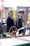 Amsterdam 24 augustus 202
Prins Maurits en Prinses MarilÃ¨ne hebben drie kinderen: Anna (geboren in 2001), Lucas (geboren in 2002), en Felicia (geboren in 2005). Hun volledige achternaam is Van Lippe-Biesterfeld van Vollenhoven . Prins Maurits neemt met zijn gezin de Vlootschouw af tijdens de laatste dag van Sail. Ze varen met de Groene Draeck.