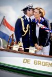 Amsterdam 24 augustus 202
Prins Maurits en Prinses MarilÃ¨ne hebben drie kinderen: Anna (geboren in 2001), Lucas (geboren in 2002), en Felicia (geboren in 2005). Hun volledige achternaam is Van Lippe-Biesterfeld van Vollenhoven . Prins Maurits neemt met zijn gezin de Vlootschouw af tijdens de laatste dag van Sail. Ze varen met de Groene Draeck.