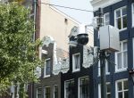 Amsterdam 14 augustus 2025
Bij het huis van prinses Amalia zijn nieuwe geavanceerde beveiligingscamera's opgehangen. Op de gracht hangen nog dezelfde die er al hingen