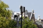 Amsterdam 14 augustus 2025
Bij het huis van prinses Amalia zijn nieuwe geavanceerde beveiligingscamera's opgehangen. Op de gracht hangen nog dezelfde die er al hingen