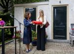 AMSTERDAM - Prinses Amalia tijdens een bezoek aan de ambtswoning van burgemeester Femke Halsema, waar zij een ontmoeting had met het gemeentebestuur van Amsterdam. Zij sprak met het college van burgemeester en wethouders en verschillende andere Amsterdammers over de ontwikkelingen in de stad. Edwin Smulders