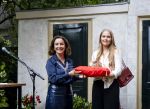 AMSTERDAM - Prinses Amalia tijdens een bezoek aan de ambtswoning van burgemeester Femke Halsema, waar zij een ontmoeting had met het gemeentebestuur van Amsterdam. Zij sprak met het college van burgemeester en wethouders en verschillende andere Amsterdammers over de ontwikkelingen in de stad. Edwin Smulders
