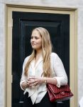 AMSTERDAM - Prinses Amalia tijdens een bezoek aan de ambtswoning van burgemeester Femke Halsema, waar zij een ontmoeting had met het gemeentebestuur van Amsterdam. Zij sprak met het college van burgemeester en wethouders en verschillende andere Amsterdammers over de ontwikkelingen in de stad. Edwin Smulders