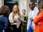 AMSTERDAM - Prinses Amalia tijdens een bezoek aan de ambtswoning van burgemeester Femke Halsema, waar zij een ontmoeting had met het gemeentebestuur van Amsterdam. Zij sprak met het college van burgemeester en wethouders en verschillende andere Amsterdammers over de ontwikkelingen in de stad. Edwin Smulders