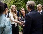AMSTERDAM - Prinses Amalia tijdens een bezoek aan de ambtswoning van burgemeester Femke Halsema, waar zij een ontmoeting had met het gemeentebestuur van Amsterdam. Zij sprak met het college van burgemeester en wethouders en verschillende andere Amsterdammers over de ontwikkelingen in de stad. Edwin Smulders