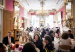 AMSTERDAM - Prinses Amalia tijdens een bezoek aan de ambtswoning van burgemeester Femke Halsema, waar zij een ontmoeting had met het gemeentebestuur van Amsterdam. Zij sprak met het college van burgemeester en wethouders en verschillende andere Amsterdammers over de ontwikkelingen in de stad. Edwin Smulders