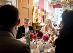 AMSTERDAM - Prinses Amalia tijdens een bezoek aan de ambtswoning van burgemeester Femke Halsema, waar zij een ontmoeting had met het gemeentebestuur van Amsterdam. Zij sprak met het college van burgemeester en wethouders en verschillende andere Amsterdammers over de ontwikkelingen in de stad. Edwin Smulders