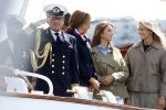 Amsterdam 24 augustus 202
Prins Maurits en Prinses MarilÃ¨ne hebben drie kinderen: Anna (geboren in 2001), Lucas (geboren in 2002), en Felicia (geboren in 2005). Hun volledige achternaam is Van Lippe-Biesterfeld van Vollenhoven . Prins Maurits neemt met zijn gezin de Vlootschouw af tijdens de laatste dag van Sail. Ze varen met de Groene Draeck.