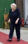 Groesbeek, 12-09-2025 - Hare Koninklijke Hoogheid Prinses Beatrix heropent de gerestaureerde korenmolen De Zuidmolen in Groesbeek. Prinses Beatrix loopt met wandelstok.