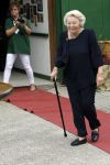 Groesbeek, 12-09-2025 - Hare Koninklijke Hoogheid Prinses Beatrix heropent de gerestaureerde korenmolen De Zuidmolen in Groesbeek. Prinses Beatrix loopt met wandelstok.