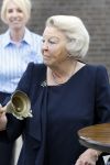 Groesbeek, 12-09-2025 - Hare Koninklijke Hoogheid Prinses Beatrix heropent de gerestaureerde korenmolen De Zuidmolen in Groesbeek. Prinses Beatrix loopt met wandelstok.