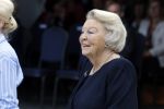 Groesbeek, 12-09-2025 - Hare Koninklijke Hoogheid Prinses Beatrix heropent de gerestaureerde korenmolen De Zuidmolen in Groesbeek. Prinses Beatrix loopt met wandelstok.