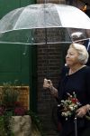 Groesbeek, 12-09-2025 - Hare Koninklijke Hoogheid Prinses Beatrix heropent de gerestaureerde korenmolen De Zuidmolen in Groesbeek. Prinses Beatrix loopt met wandelstok.