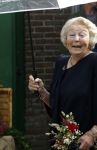 Groesbeek, 12-09-2025 - Hare Koninklijke Hoogheid Prinses Beatrix heropent de gerestaureerde korenmolen De Zuidmolen in Groesbeek. Prinses Beatrix loopt met wandelstok.