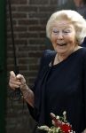 Groesbeek, 12-09-2025 - Hare Koninklijke Hoogheid Prinses Beatrix heropent de gerestaureerde korenmolen De Zuidmolen in Groesbeek. Prinses Beatrix loopt met wandelstok.