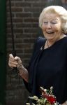 Groesbeek, 12-09-2025 - Hare Koninklijke Hoogheid Prinses Beatrix heropent de gerestaureerde korenmolen De Zuidmolen in Groesbeek. Prinses Beatrix loopt met wandelstok.