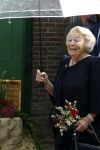 Groesbeek, 12-09-2025 - Hare Koninklijke Hoogheid Prinses Beatrix heropent de gerestaureerde korenmolen De Zuidmolen in Groesbeek. Prinses Beatrix loopt met wandelstok.
