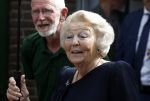 Groesbeek, 12-09-2025 - Hare Koninklijke Hoogheid Prinses Beatrix heropent de gerestaureerde korenmolen De Zuidmolen in Groesbeek. Prinses Beatrix loopt met wandelstok.
