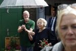 Groesbeek, 12-09-2025 - Hare Koninklijke Hoogheid Prinses Beatrix heropent de gerestaureerde korenmolen De Zuidmolen in Groesbeek. Prinses Beatrix loopt met wandelstok.