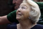 Groesbeek, 12-09-2025 - Hare Koninklijke Hoogheid Prinses Beatrix heropent de gerestaureerde korenmolen De Zuidmolen in Groesbeek. Prinses Beatrix loopt met wandelstok.