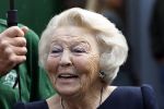 Groesbeek, 12-09-2025 - Hare Koninklijke Hoogheid Prinses Beatrix heropent de gerestaureerde korenmolen De Zuidmolen in Groesbeek. Prinses Beatrix loopt met wandelstok.