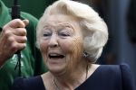 Groesbeek, 12-09-2025 - Hare Koninklijke Hoogheid Prinses Beatrix heropent de gerestaureerde korenmolen De Zuidmolen in Groesbeek. Prinses Beatrix loopt met wandelstok.