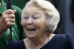 Groesbeek, 12-09-2025 - Hare Koninklijke Hoogheid Prinses Beatrix heropent de gerestaureerde korenmolen De Zuidmolen in Groesbeek. Prinses Beatrix loopt met wandelstok.