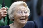 Groesbeek, 12-09-2025 - Hare Koninklijke Hoogheid Prinses Beatrix heropent de gerestaureerde korenmolen De Zuidmolen in Groesbeek. Prinses Beatrix loopt met wandelstok.